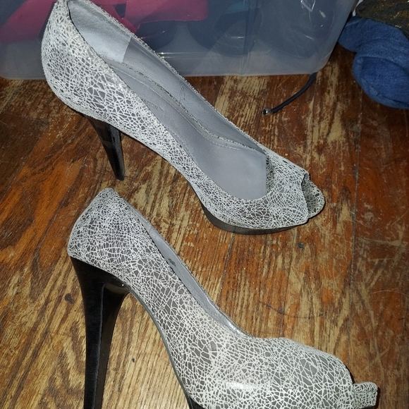 BCBG peep toe gray heels size 10 - Picture 2 of 4